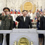 Ο Κιμ Γιονγκ Ουν παρακολουθεί στρατιωτική παρέλαση στο πλαίσιο της οποίας επιδεικνύονται νέοι ICBM και UAVs