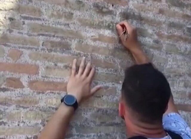 «Δεν ήξερα ότι ήταν αρχαίο μνημείο»: Συγνώμη ζήτησε τουρίστας που χάραξε το όνομά του σε τοίχο του Κολοσσαίου