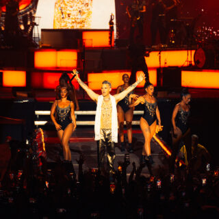 Όχι, δεν μας είπε κλέφτες ο Robbie Williams