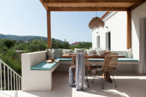 Επανασχεδιάζοντας μια ταλαιπωρημένη κατοικία των 50s στην Καρδαμύλη