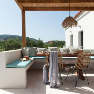 Επανασχεδιάζοντας μια ταλαιπωρημένη κατοικία των 50s στην Καρδαμύλη