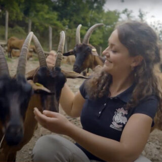 Η Diamante ήταν αρχαιολόγος κι έγινε μια σύγχρονη “βοσκοπούλα” στην Τοσκάνη