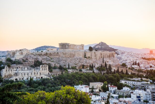 «Λουκέτο» στο ξενοδοχείο Coco-Mat Athens BC που «κρύβει» τη θέα προς την Ακρόπολη