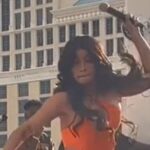 Η Cardi B πέταξε το μικρόφωνο σε γυναίκα που της έριξε ποτό σε συναυλία [ΒΙΝΤΕΟ]