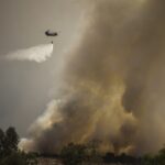 Kατευθύνεται προς Βίλια η φωτιά στα Δερβενοχώρια – Εκκενώνονται οικισμοί