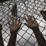 Νεκρός μετανάστης στην Αμυγδαλέζα – Επεισόδια το βράδυ στο κέντρο κράτησης [ΒΙΝΤΕΟ]