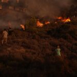 Φωτιά στη Φυλή: Στα πρώτα σπίτια έφθασαν οι φλόγες [ΒΙΝΤΕΟ]