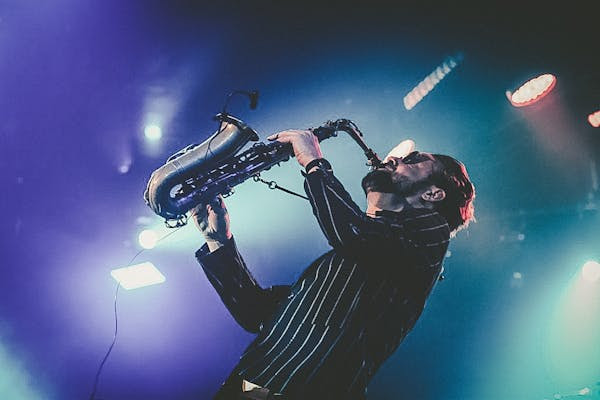 O «rockstar» του σαξόφωνου Max The Sax, επιστρέφει στo Roof Stage του Gazarte