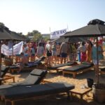 Πάρος: Παρέμβαση πολιτών για την επανοικειοποίηση «κατειλημμένης» παραλίας από ξαπλώστρες beach bar