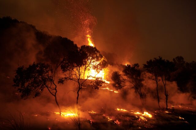Τα ενεργά μέτωπα της πυρκαγιάς στον Έβρο – Ασθενέστεροι σήμερα οι άνεμοι