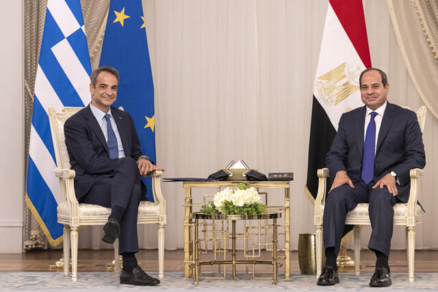 Συνάντηση Μητσοτάκη με τον Αιγύπτιο πρόεδρο Σίσι: «Οι ελληνοαιγυπτιακές σχέσεις είναι αυτοτελείς και ισχυρές»