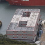 Βρετανία: Έβαλαν μετανάστες σε πλωτά «κέντρα κράτησης» και προσβλήθηκαν από Legionella