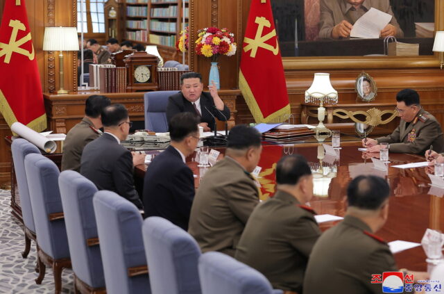 Ο Κιμ Γιονγκ Ουν έπαυσε τον επικεφαλής του στρατού, ζήτησε να προετοιμαστούν για πόλεμο