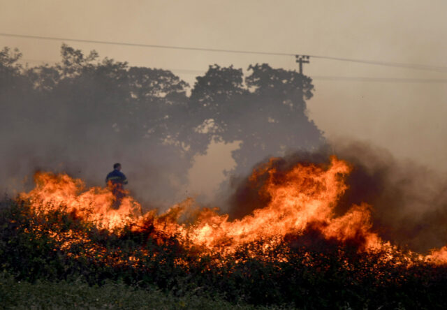 Φωτιά στην Κερατέα: Μήνυμα του 112 για εκκένωση των περιοχών Δημολάκι και Συντερίνα