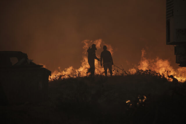 Σαμοθράκη: Σε ύφεση η πυρκαγιά – Χωρίς ρεύμα για δεύτερη ημέρα το νησί