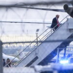 Ο Ντόναλντ Τραμπ επιστρέφει στο «X» αναρτώντας τη φωτογραφία από τη σύλληψή του