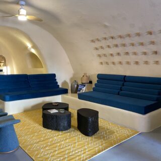 Ένα πρώην υπόσκαφο οινοποιείο στη Σαντορίνη μετατρέπεται σε κατοικία