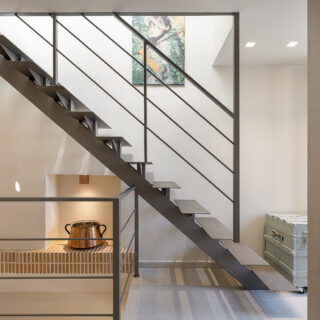 Σεντούκια της γιαγιάς και στοιχεία του σήμερα, σε μια κατοικία του 1900 στα Χανιά