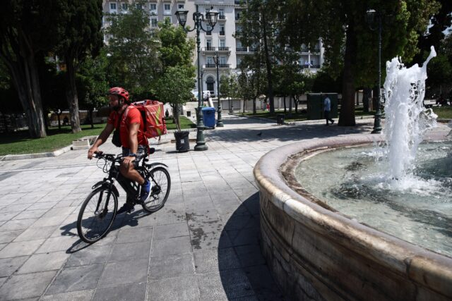 Νέοι κανόνες για την προστασία των εργαζομένων στο delivery