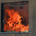 Πάρνηθα: Στα σπίτια στην Αγ. Παρασκευή οι φλόγες – Εκκενώθηκαν γηροκομεία και μοναστήρι