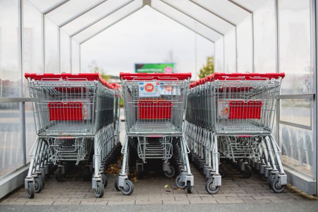Γερμανία: Αλυσίδα σούπερ μάρκετ χρεώνει τους καταναλωτές για «το πραγματικό περιβαλλοντικό κόστος» των προϊόντων