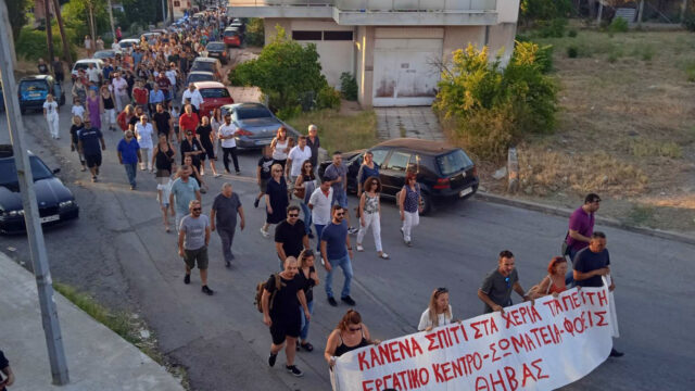 Μαζική κινητοποίηση αλληλεγγύης σε εργατική οικογένεια που απειλείται με έξωση στη Θήβα [ΒΙΝΤΕΟ]