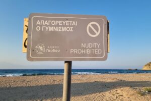 «Τσιτσίδια και ντυμένα, όλα ενωμένα»: Στη Γαύδο αντιστέκονται στο συντηρητικό κυνήγι γυμνιστών