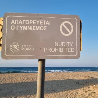 «Τσιτσίδια και ντυμένα, όλα ενωμένα»: Στη Γαύδο αντιστέκονται στο συντηρητικό κυνήγι γυμνιστών