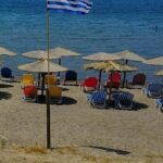 Παρανομούσαν 8 στις 10 επιχειρήσεις που ελέγχθηκαν για ξαπλώστρες σε παραλίες της Αν. Αττικής