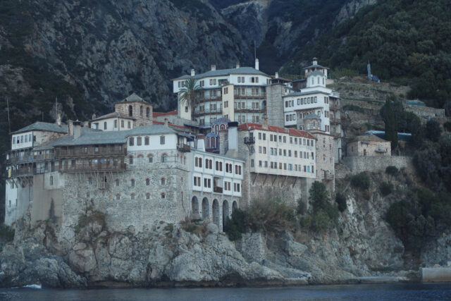 Συνελήφθη μοναχός στο Άγιο Όρος κατηγορούμενος ότι ξυλοκόπησε άλλο μοναχό