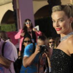 Η Μάργκοτ Ρόμπι με πλακάτ σε πορεία των απεργών ηθοποιών στο Χόλιγουντ