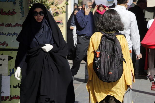 Ιράν: Ενισχύονται οι κυρώσεις σε βάρος των γυναικών που δεν φορούν μαντίλα