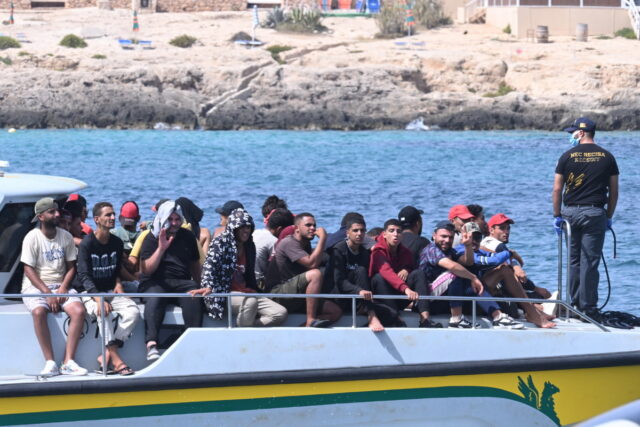 Ταύτιση Κομισιόν – ΕΛΚ για το μεταναστευτικό – Νέα σκληρότερα μέτρα και απελάσεις ενέκρινε η κυβέρνηση Μελόνι στην Ιταλία