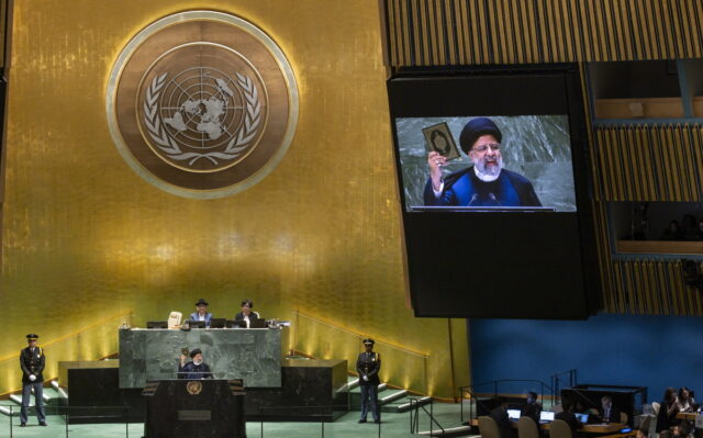 Ο ΟΗΕ ζητά να αποσυρθεί το νομοσχέδιο του Ιράν για τον ενδυματολογικό κώδικα των γυναικών