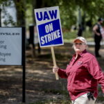 Μπάιντεν και Τραμπ θα συναντηθούν με τους απεργούς στις αυτοκινητοβιομηχανίες
