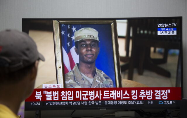 Ο Αμερικανός στρατιώτης Τράβις Κινγκ έφτασε στις ΗΠΑ, μετά την απέλασή του από τη Βόρεια Κορέα – Δεν έχει χαρακτηριστεί λιποτάκτης