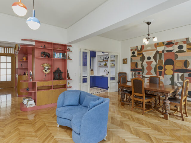 Στην καρδιά της Αθήνας, ένα τυπικό διαμέρισμα βρίσκει την πολύχρωμη ταυτότητά του