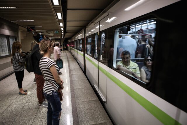 Κουκουλοφόροι πέταξαν καπνογόνα και απείλησαν τους επιβάτες του μετρό
