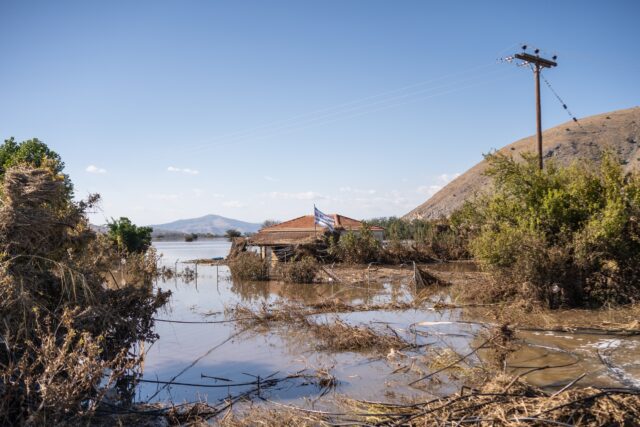 Πλημμύρες: «Μάχη» των κατοίκων με τις λάσπες και τα μολυσμένα νερά για 10η μέρα σε Καρδίτσα και Λάρισα