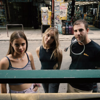 Οι παρέες κάνουν τις καλύτερες ταινίες: Η Αρκουδότρυπα, η Παρέλαση και Το Χάος που Άφησε Πίσω της