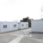 Πετούν στον δρόμο τους σεισμόπληκτους του Αρκαλοχωρίου που ζουν σε κοντέινερ