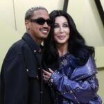 Η Cher κυκλοφορεί το πρώτο της χριστουγεννιάτικο άλμπουμ [ΒΙΝΤΕΟ]