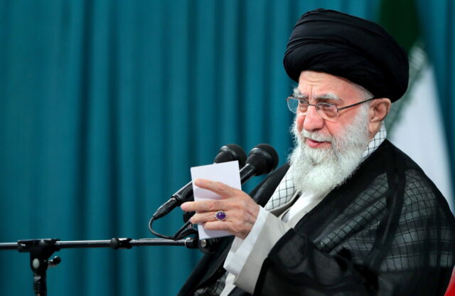 Η εξομάλυνση σχέσεων με το Ισραήλ είναι «ποντάρισμα σε άλογο που χάνει» λέει ο ανώτατος ηγέτης του Ιράν