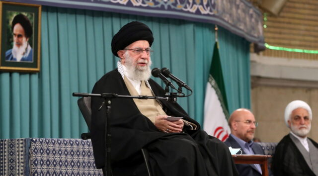 Ο αγιατολάχ Χαμενεΐ λέει πως το Ισραήλ υπέστη «ανεπανόρθωτη ήττα» – Διαψεύδει πως η Τεχεράνη βρισκόταν πίσω από την επίθεση της Χαμάς