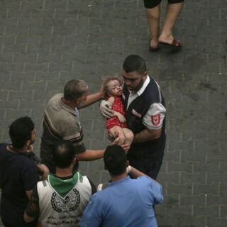 Δολοφονίες αμάχων, απαγωγές, νοσοκομεία υπό επίθεση: Η ανθρωπιστική κρίση στη Γάζα κορυφώνεται