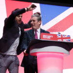 Βρετανία: Διαδηλώτης «έλουσε» με γκλίτερ τον ηγέτη του Εργατικού Κόμματος [ΒΙΝΤΕΟ]