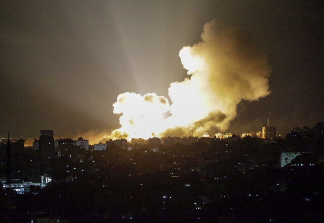 Το Ισραήλ προετοιμάζει χερσαία επέμβαση στη Γάζα – O απολογισμός των νεκρών αυξάνεται και από τις δύο πλευρές