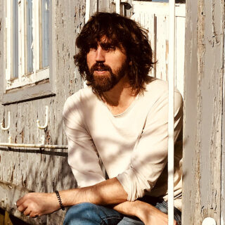 Jonathan Jeremiah: Θέλω να είμαι κοντά στους ανθρώπους που αναζητούν τη συντροφικότητα