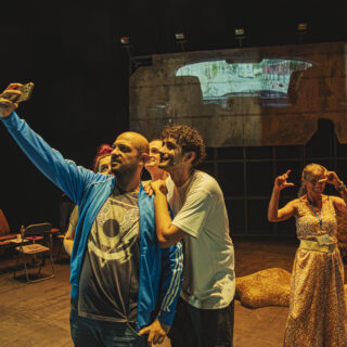 Στις πρόβες του Romáland: Ρομά και μπαλαμοί καταρρίψαμε τα στερεότυπα με φως και χιούμορ