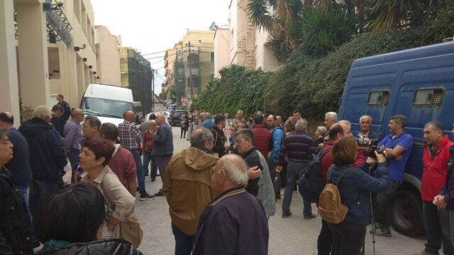 Χίος: Συνελήφθησαν πρόεδροι Κοινοτήτων επειδή διαμαρτύρονταν για το κλείσιμο των ΕΛΤΑ